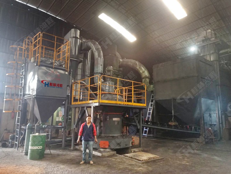 湖南某厂购置桂林鸿程的HCQ1290220目石油焦欧版磨粉机