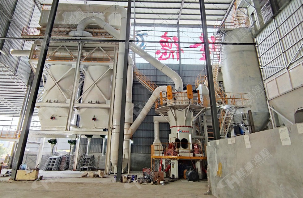 桂林鸿程2500目石粉厂机器设备:HLMX超细立式磨粉机HLMX1300型贺州老客户新增设备投产