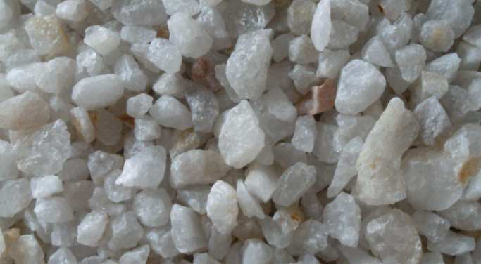 广西铁山港40多人偷盗石英砂