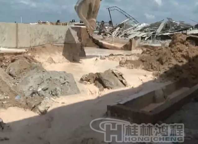 廉江政府铁腕整治拆除一高岭土厂，连设备都砸碎！