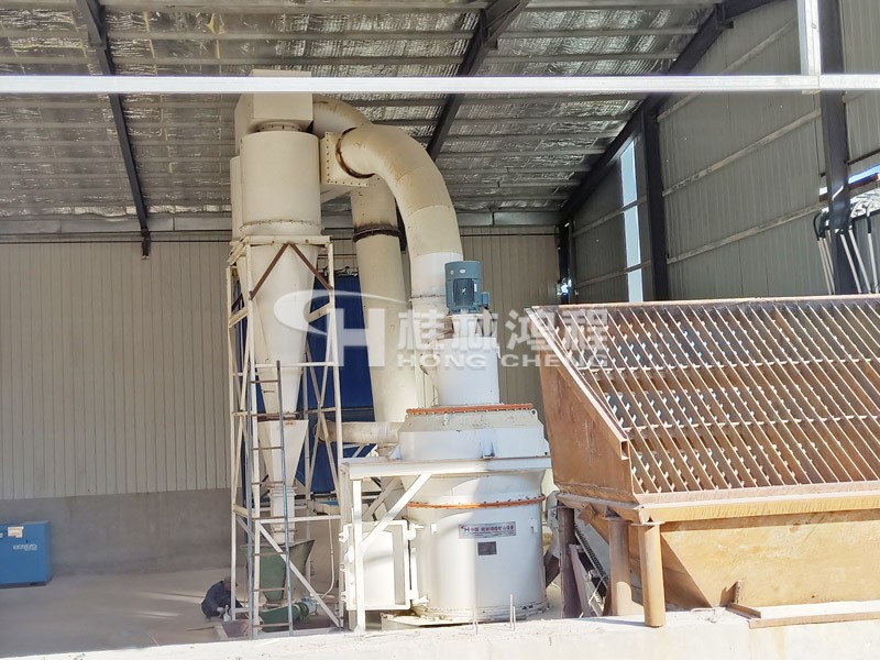 内蒙古某膨润土磨粉机HC1500摆式磨粉机磨粉机现场 内蒙古某膨润土磨粉机HC1500摆式磨粉机磨粉机现场