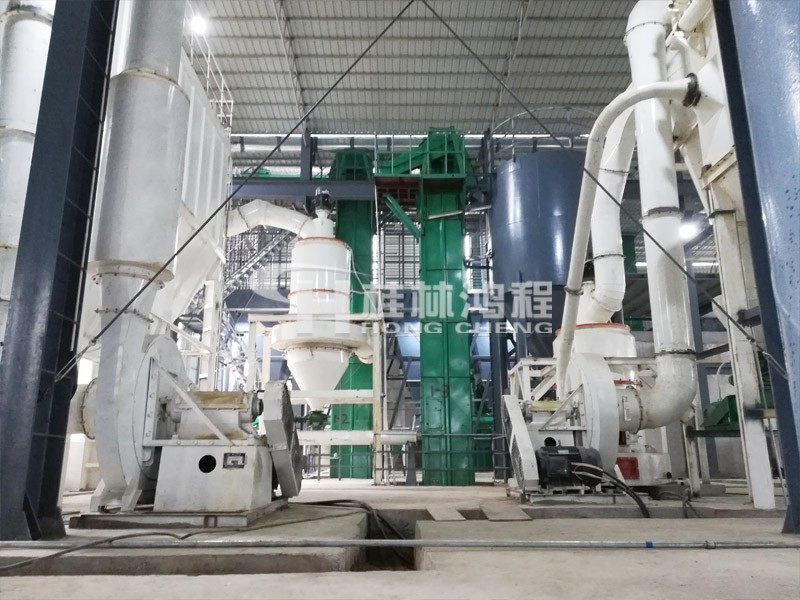 广西平南某熟石灰加工厂HCQ1500新型熟石灰磨粉机生产线现场