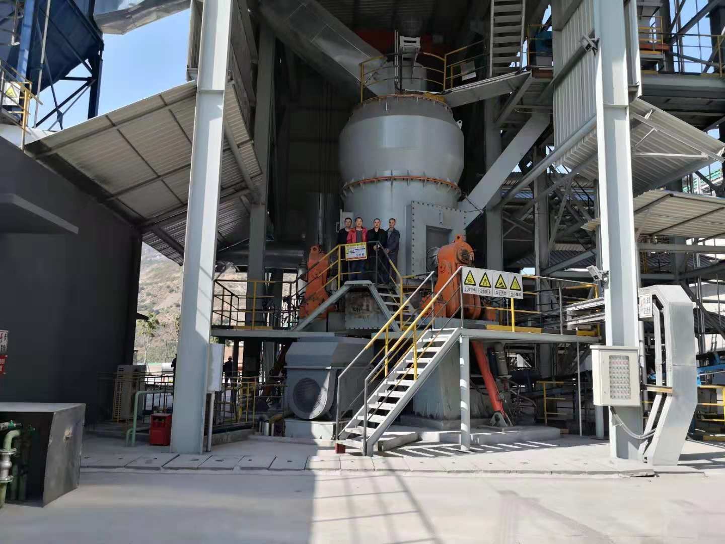 桂林鸿程325目重质碳酸钙磨粉生产线HLM立磨客户现场