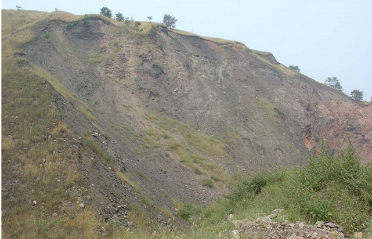 煤矸石碴堆积形成的小山