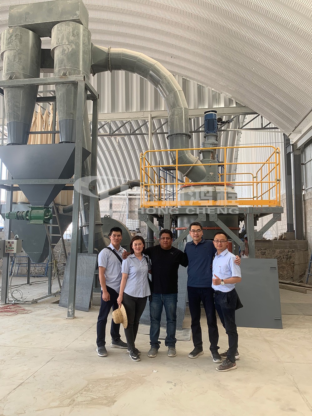 中国磨粉机厂家桂林鸿程外贸人员与客户合影HC摆式磨粉机
