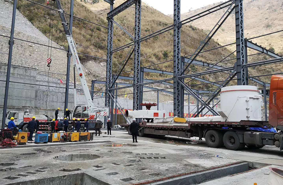 广西桂林鸿程磨粉机董事长容栋国、总经理林总亲临磨机安装现场指导工作