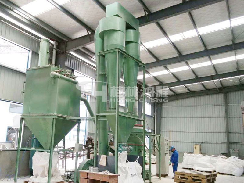 雷蒙磨粉机日产50吨要多大型号的机械 HC1000摆式磨粉机这款设备可以
