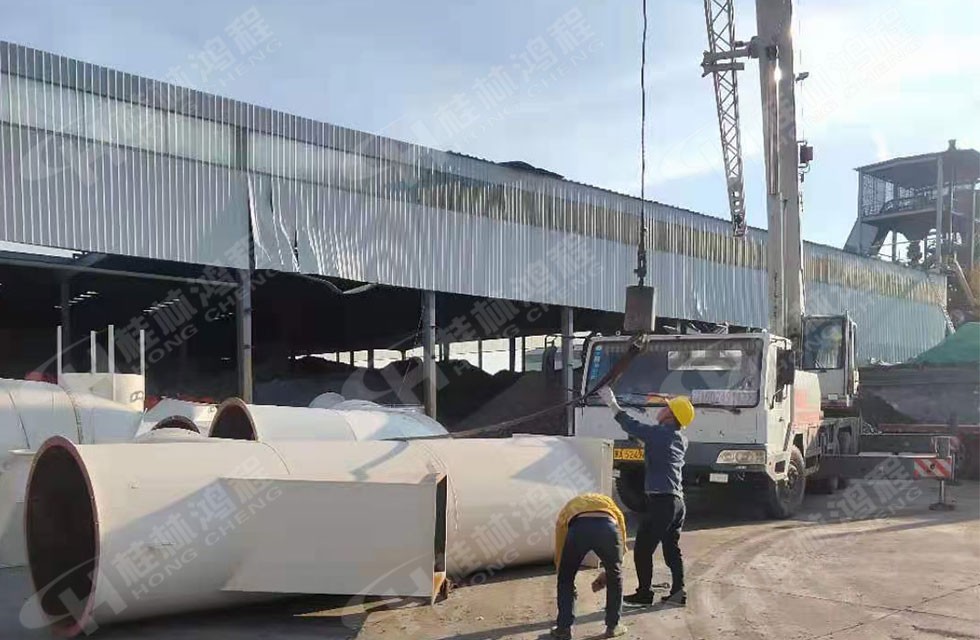 第5台HLM煤矸石煅烧高岭土立磨早上抵达内蒙古某工厂 第5台HLM煤矸石煅烧高岭土立磨早上抵达内蒙古某工厂