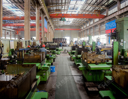 桂林鸿程宽大的 300目重晶石雷蒙磨粉机 生产车间