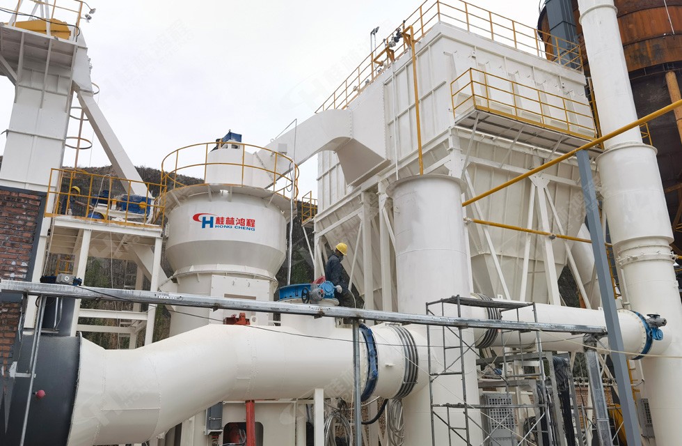 HLM1700大型煤粉立磨 客户工作人员正学习煤立磨煤粉细度的调整 产量不方便透露 设备地点：山西