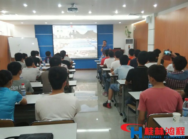 磨粉机生产基地桂林鸿程总裁容北国给桂林理工大学学生讲解