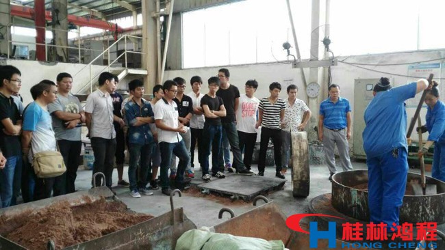 桂林理工大学学生参观桂林鸿程磨粉机生产车间