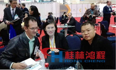 桂林鸿程磨粉机外贸业务员五一在国外与客户洽谈 桂林鸿程磨粉机外贸业务员五一在国外与客户洽谈