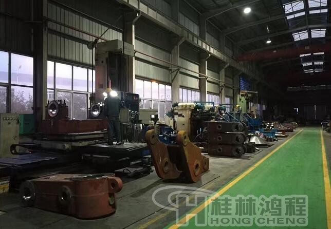 桂林鸿程磨粉机车间加班现场 