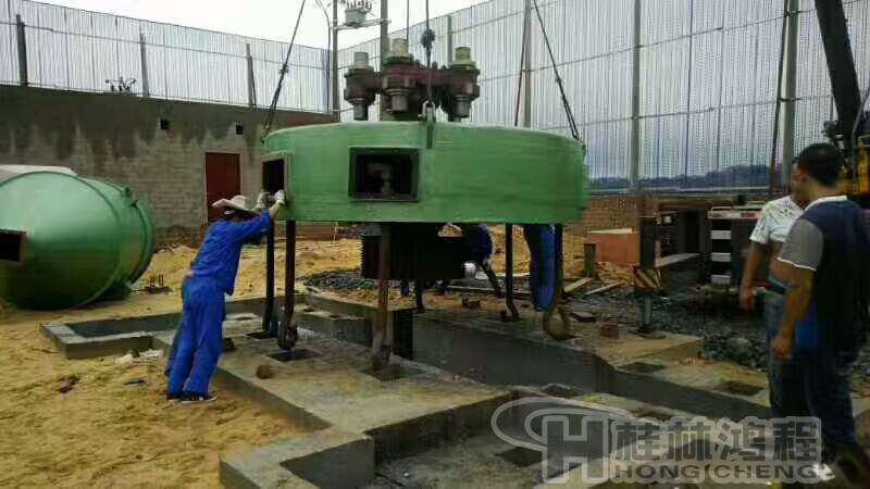 烈日下桂林鸿程磨粉机安装团队正在为客户安装主机