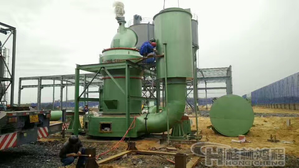 烈日下桂林鸿程磨粉机安装团队正在客户安装焊接设备