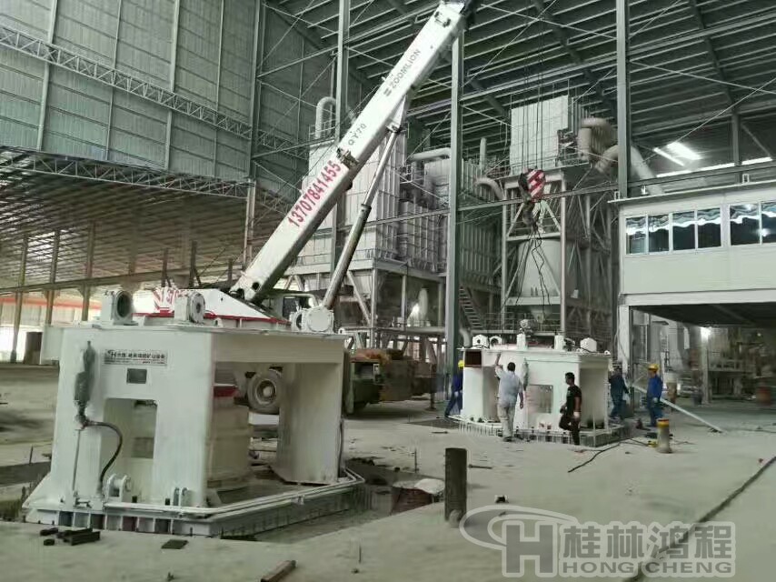 桂林鸿程磨粉机安装团队对磨粉机主机底座吊装安装
