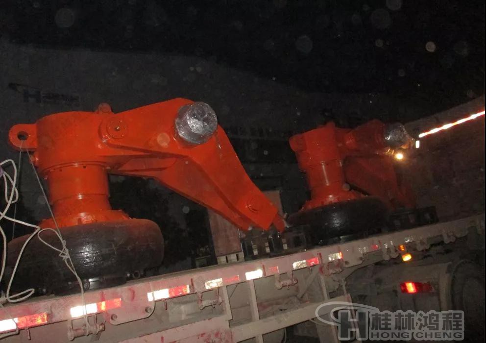 HLMX1700超细立磨发货现场-超细立磨机大磨辊装车