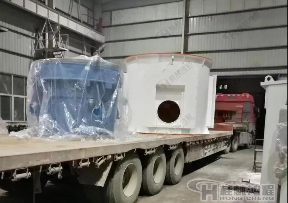 HLMX1700超细立磨发货现场-超细立磨机主机装车