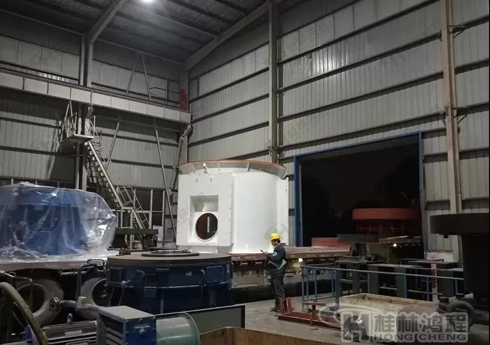 HLMX1700超细立磨发货现场-超细立磨机主机分级机装车