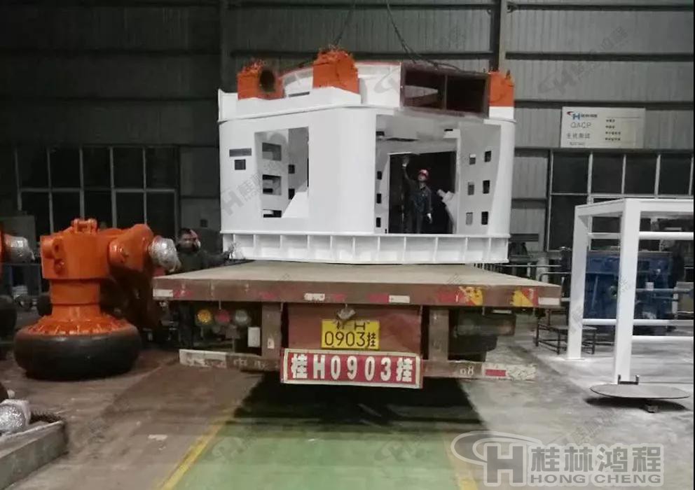 HLMX1700超细立磨发货现场-超细立磨机主机磨辊装车