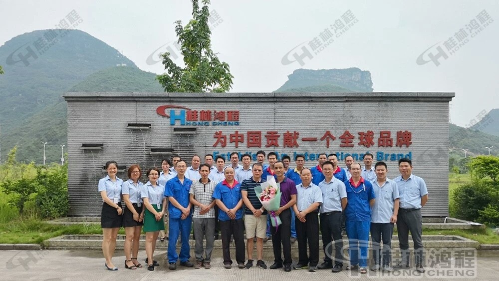 桂林鸿程磨粉机举行退休职工莫子金欢送会