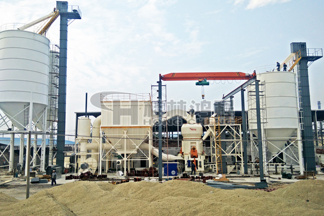 图为：HLM立式磨粉机客户现场