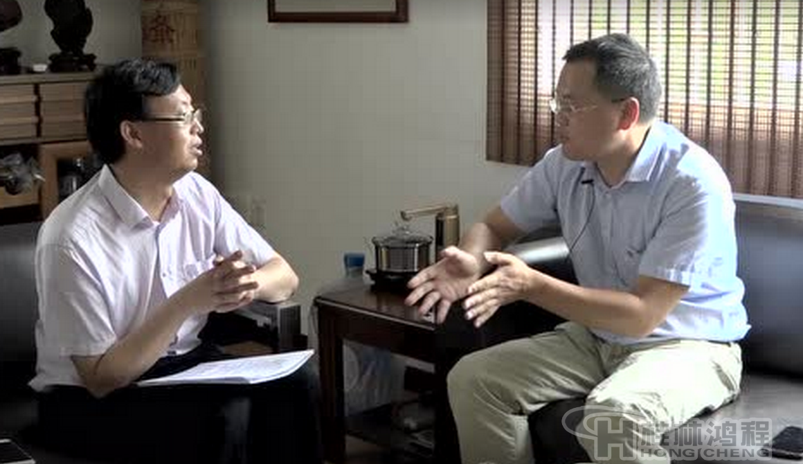 桂林鸿程总裁容北国(右)