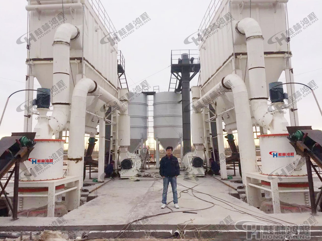 桂林鸿程碳酸钙生产设备 碳酸钙磨粉机 HCH超细环辊磨