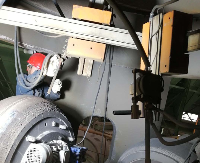 桂林鸿程耐磨堆焊工人利用 在线堆焊设备 为客户立磨磨辊进行堆焊修复