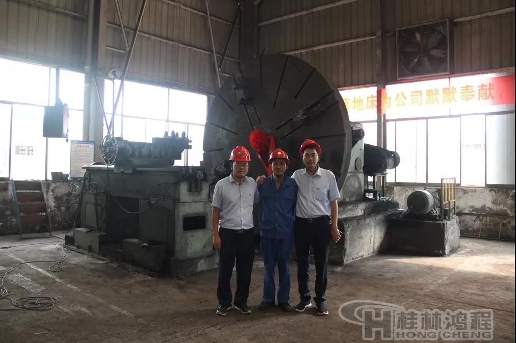 桂林鸿程磨粉机设备1-01落地车床光荣退休