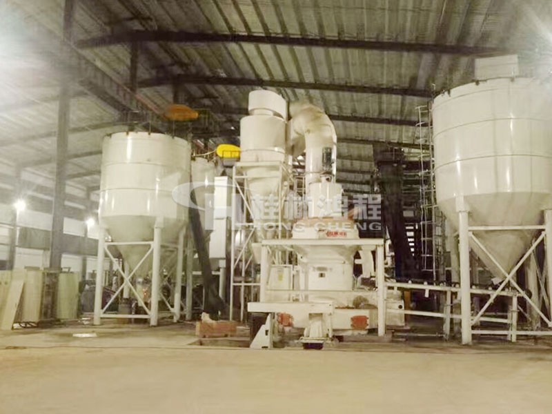 广西某玻璃厂 250目石油焦磨粉机 HC1700摆式磨粉机设备现场