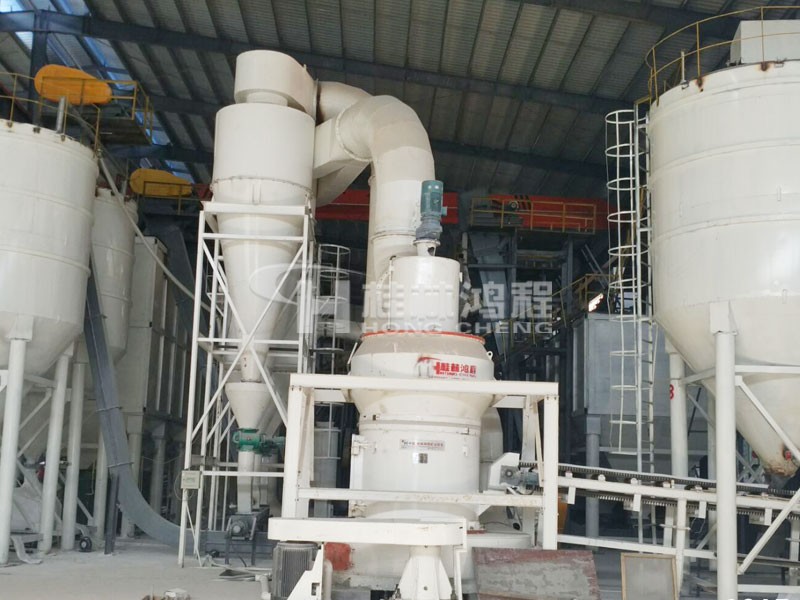 广西某玻璃厂 250目石油焦磨粉机 HC1700摆式磨粉机设备现场