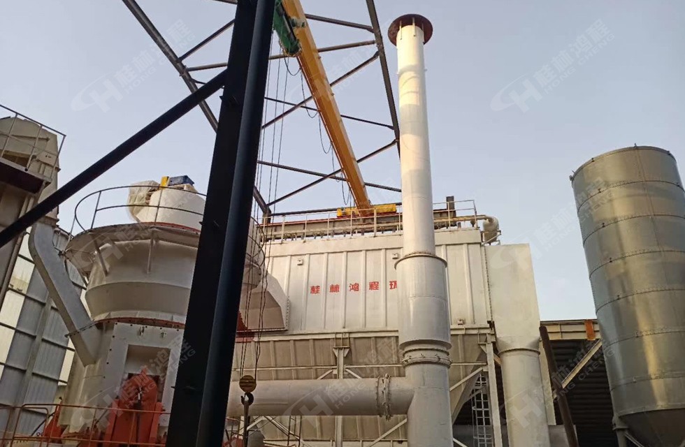 HLM1700铝钒土立式磨粉机山西吕梁安装即将完成