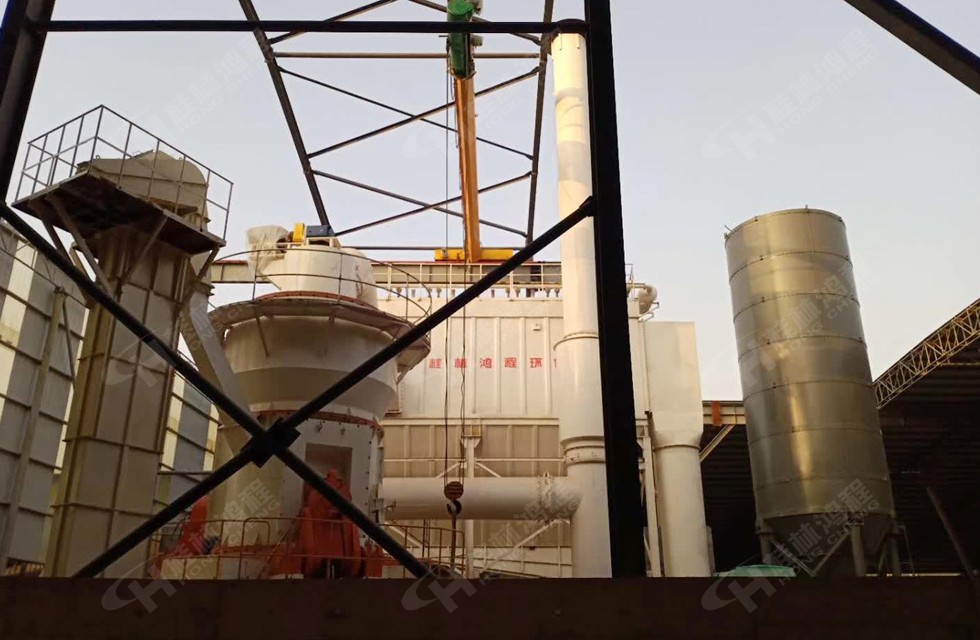 HLM1700铝钒土立式磨粉机山西吕梁安装即将完成