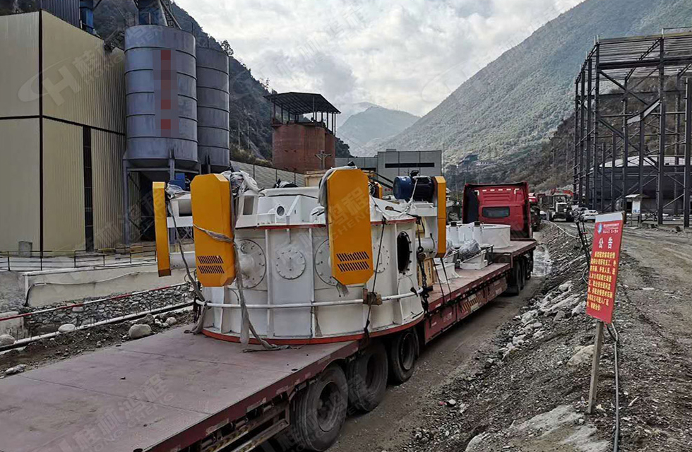 广西桂林鸿程磨粉机董事长容栋国、总经理林总亲临磨机安装现场指导工作