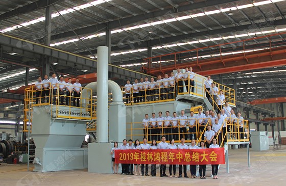 立式矿石磨粉机厂家桂林鸿程服务团队精英