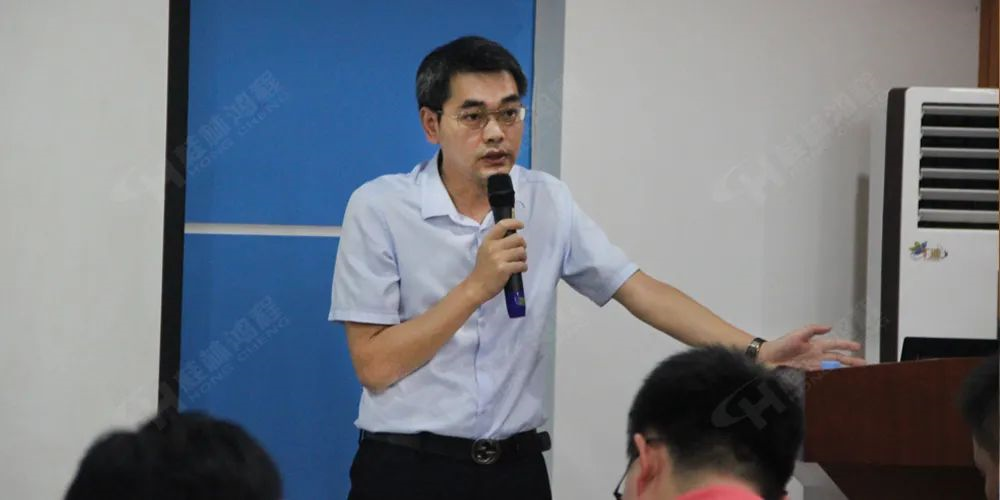 大型磨粉机厂家桂林鸿程董事长容栋国总结发言