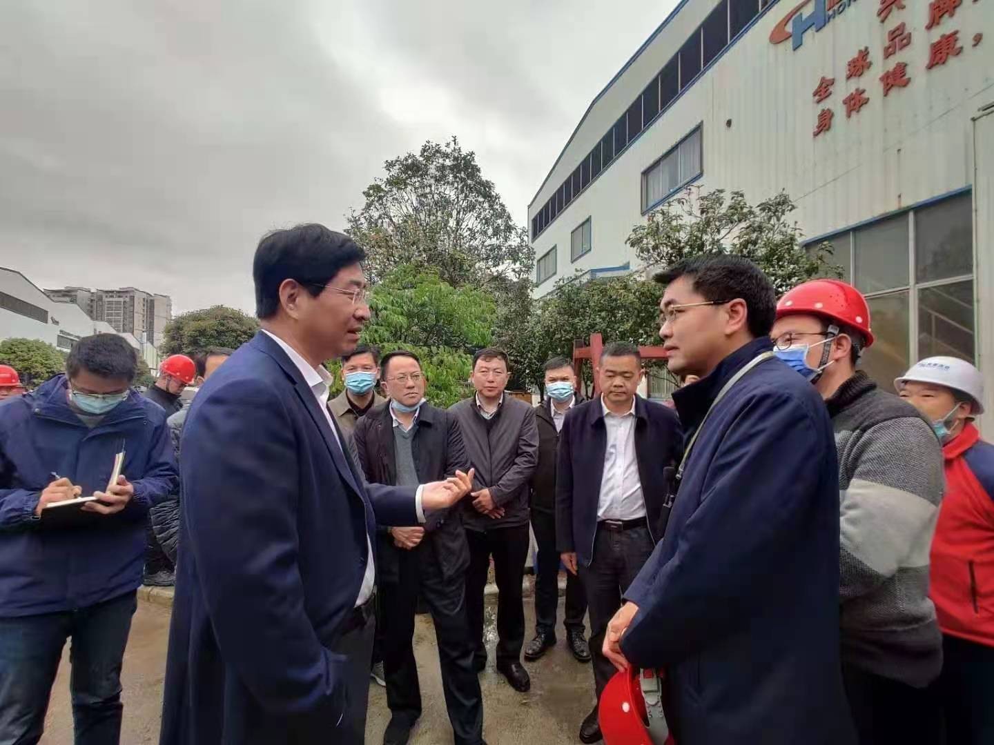 桂林市委书记周家斌书记，钟洪常务副市长等市委市政府，区委区政府领导一行开年第一站来到广西桂林鸿程机械厂指导慰问
