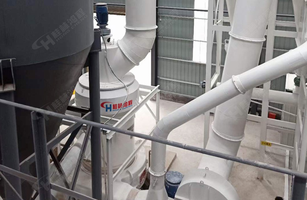 三峡某公司大型石油焦磨机制粉项目车间HC1700石油焦磨机现场