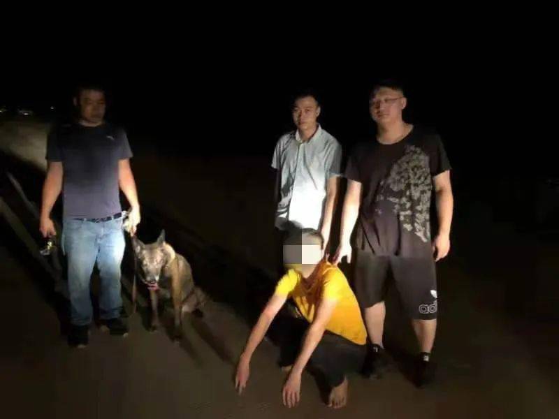 广西铁山港40多人偷盗石英砂