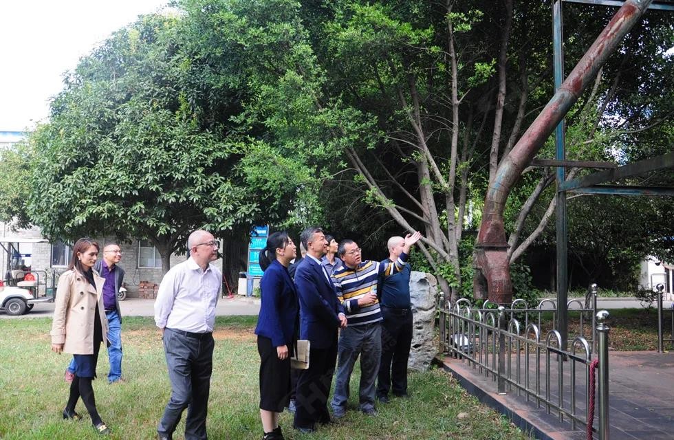 广西塑料行业协会一行人与公司高层共同观摩桂林鸿程首台磨粉机