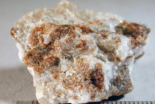 本文桂林鸿程小林给你娓娓道来!桂林鸿程硼镁石磨粉机的类型