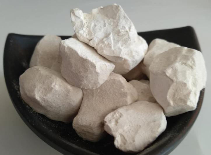 生石灰烧完还要磨粉吗？生石灰块磨粉机